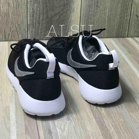 Nike Roshe One GS Black Metallic Silver W AUTHENTI - Picture 3 of 8